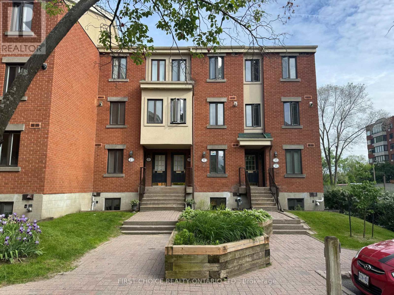 33 CRISPIN PRIVATE|Ottawa, Ontario K1K2T7