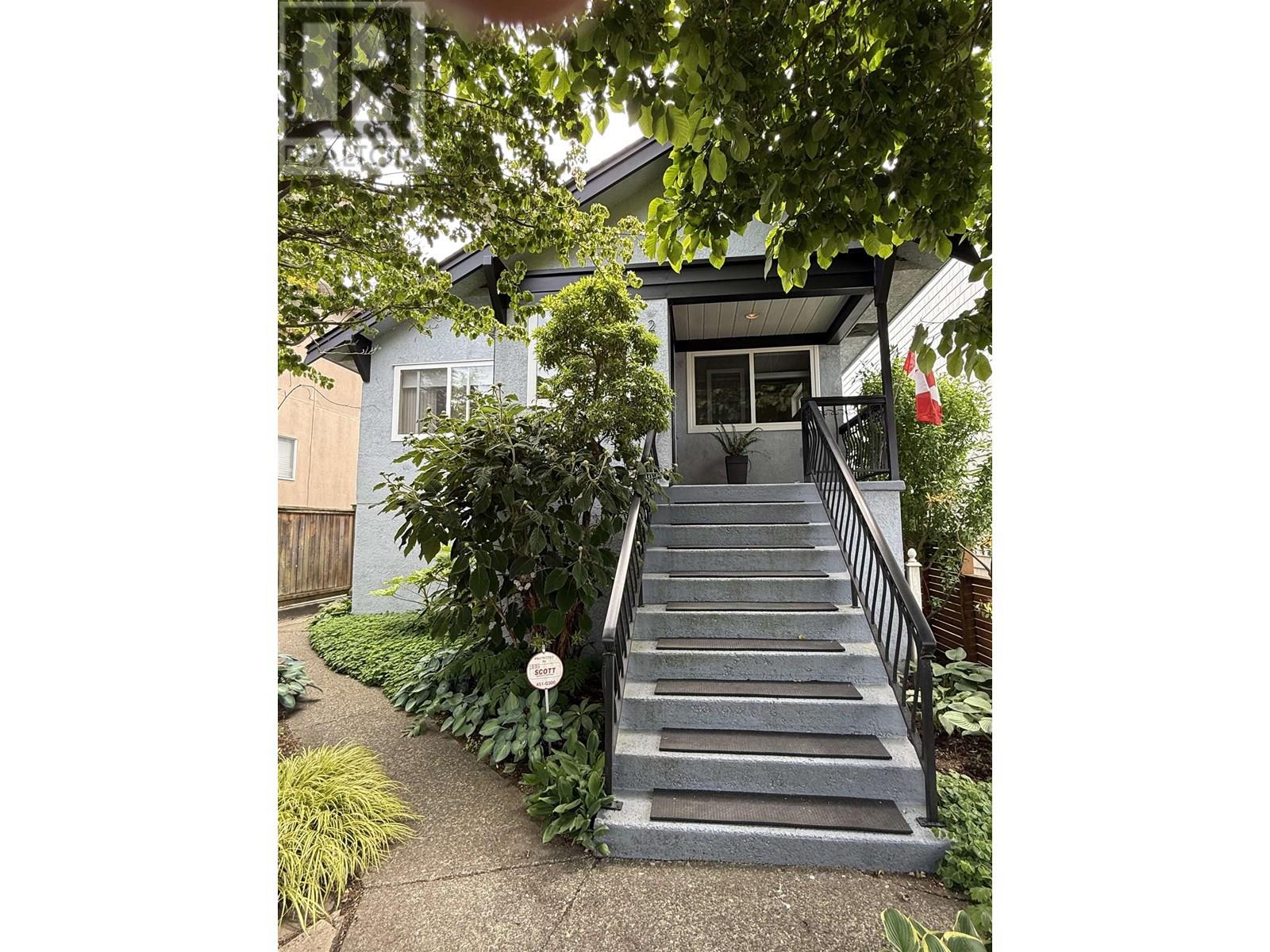 2546 TRIUMPH STREET|Vancouver, British Columbia V5K1S8