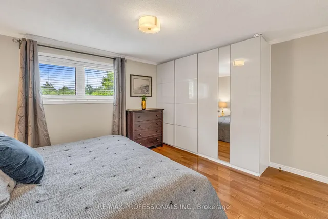 Additional image 24 of 53 Decarie Circ