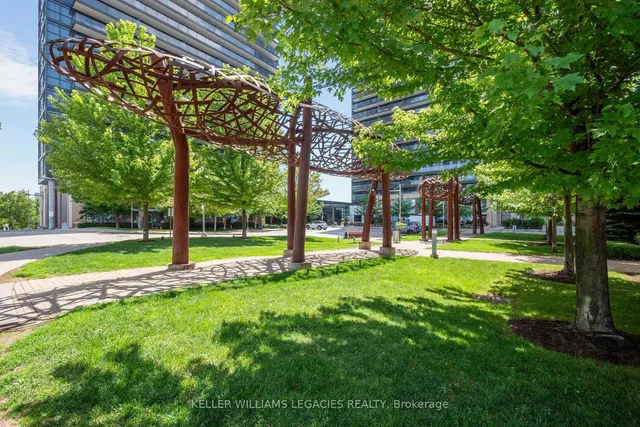 房产图片 34 - 29 Singer Crt 单元 2703