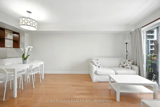 Additional image 14 of 135 Village Green Sq Unit 822