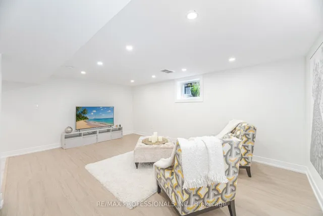 Additional image 35 of 4 Lloyd Manor Rd