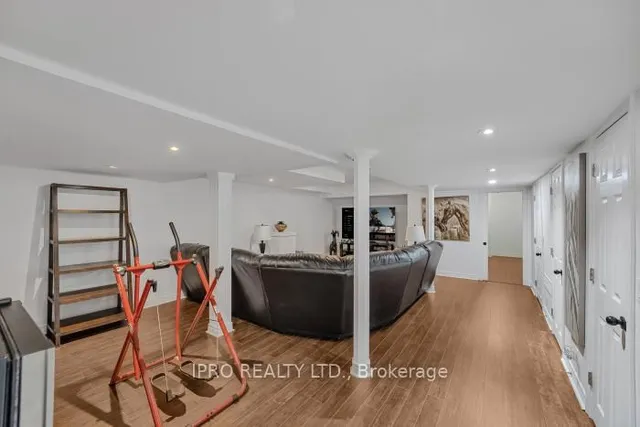 Additional image 35 of 792 Ledbury Cres