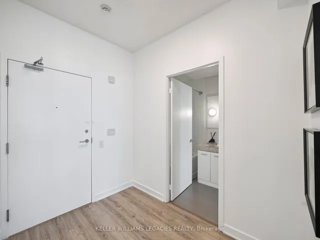 房产图片 12 - 29 Singer Crt 单元 2703