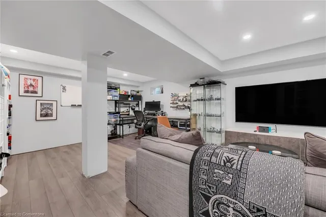 Additional image 29 of 1550 Newlands Cres Unit 11