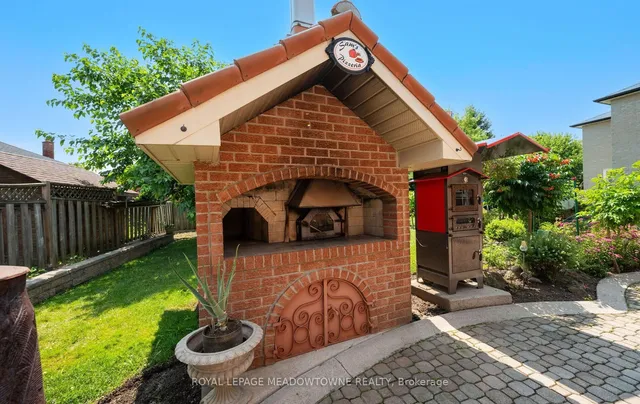 Additional image 46 of 36 Shadywood Rd