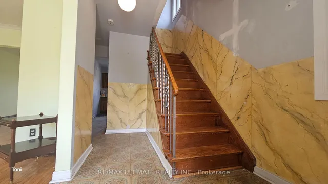 Additional image 3 of 300 Earlscourt Ave