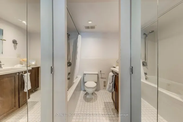 Additional image 40 of 33 Harbour Sq Unit 1032