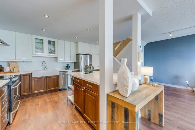 Additional image 35 of 33 Harbour Sq Unit 1032