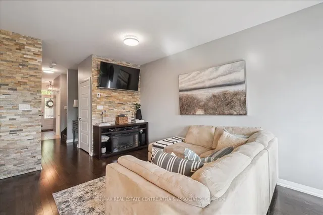 房产图片 8 - 755 Banks Cres