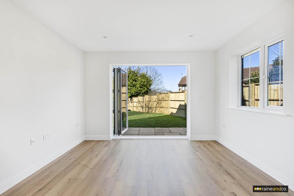 Additional image 11 of Bull Stag Green, Hatfield