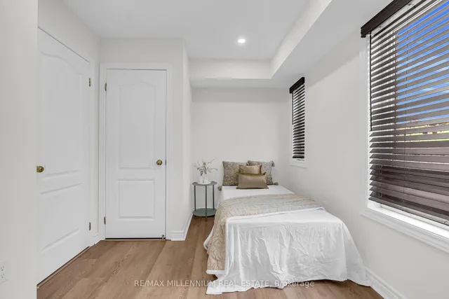 Additional image 8 of 14 Kayak Hts