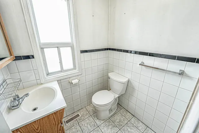 Additional image 11 of 914 Dovercourt Rd