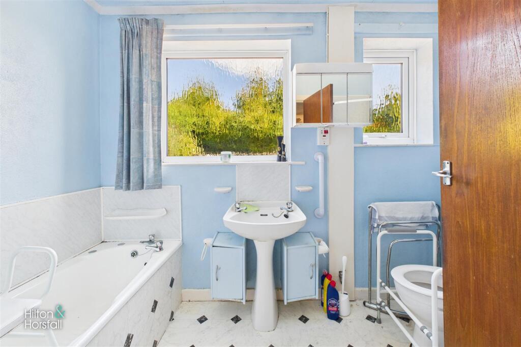 Additional image 10 of Uplands Drive, Fence