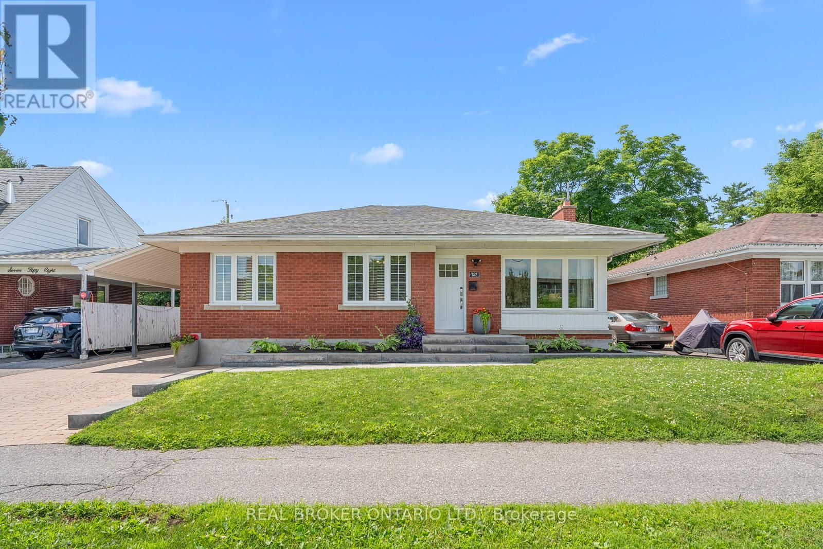 752 SMYTH ROAD|Ottawa, Ontario K1G1P1
