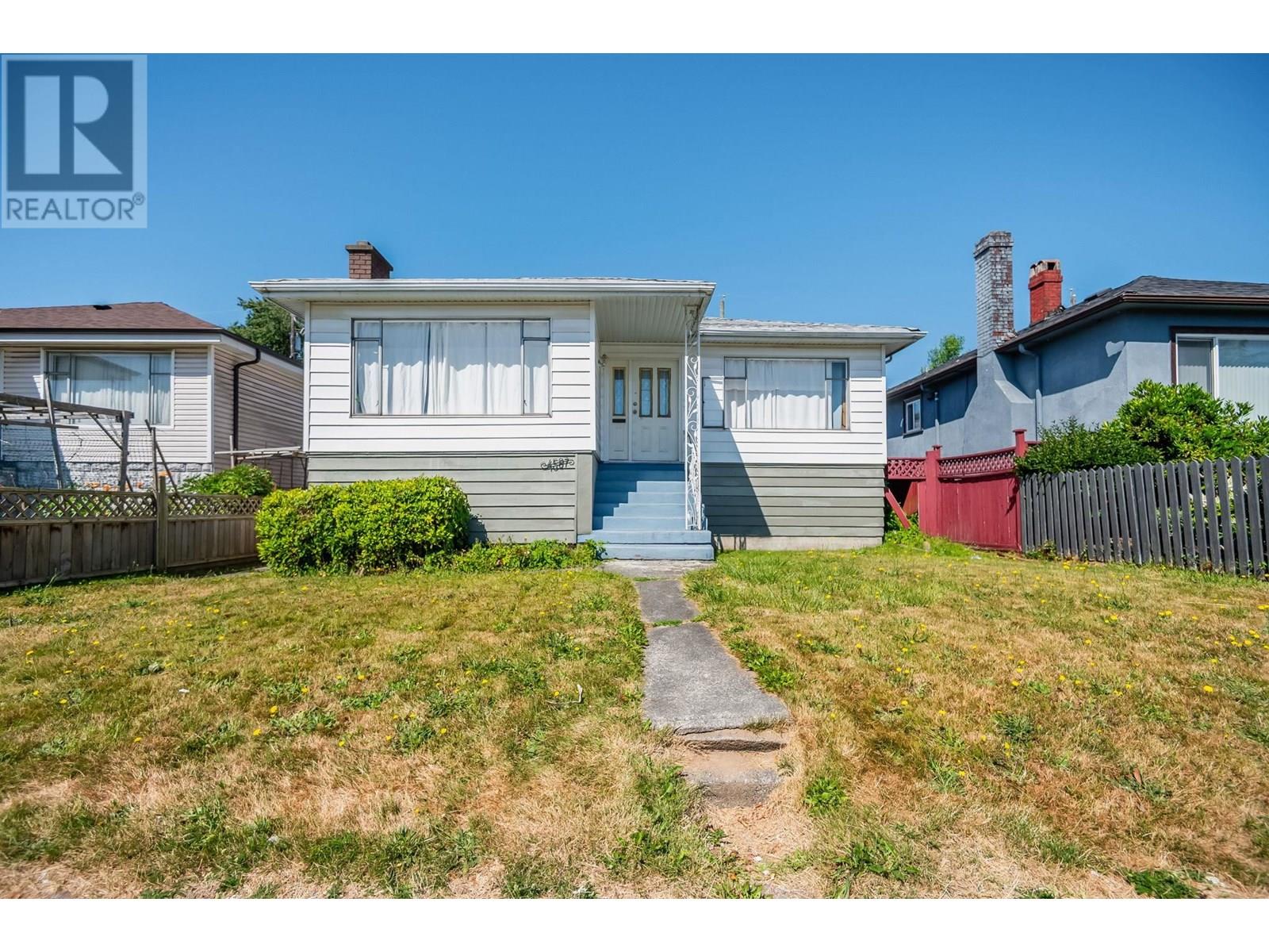 4587 KNIGHT STREET|Vancouver, British Columbia V5N3M8