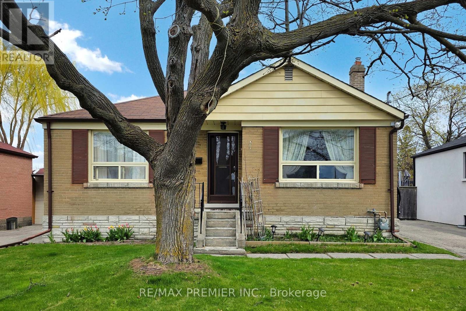 Primary image of 262 RICHARD CLARK DRIVE|Toronto (Downsview-Roding-CFB), Ontario M3M1W4