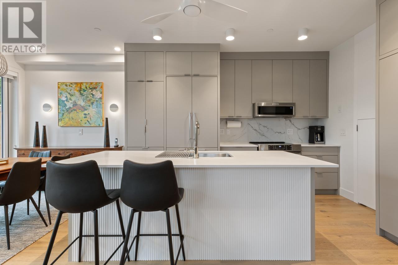 1960 SEMLIN DRIVE|Vancouver, British Columbia V5N4P8