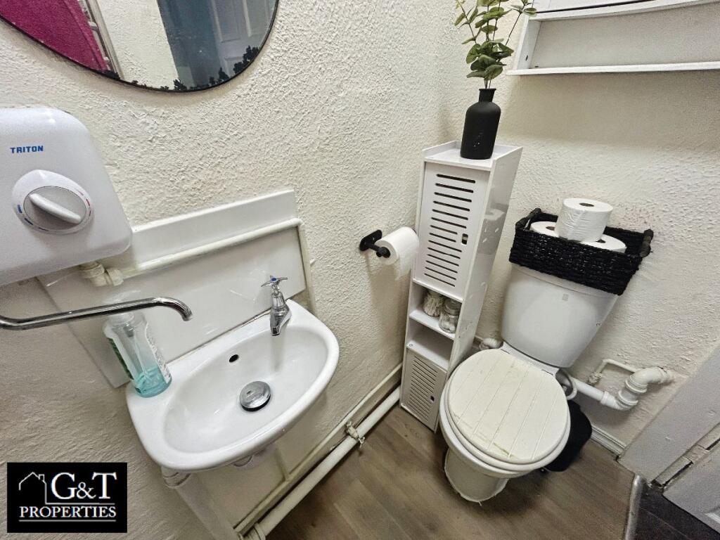 Additional image 9 of Flat Above ,4 High Street, Cradley Heath