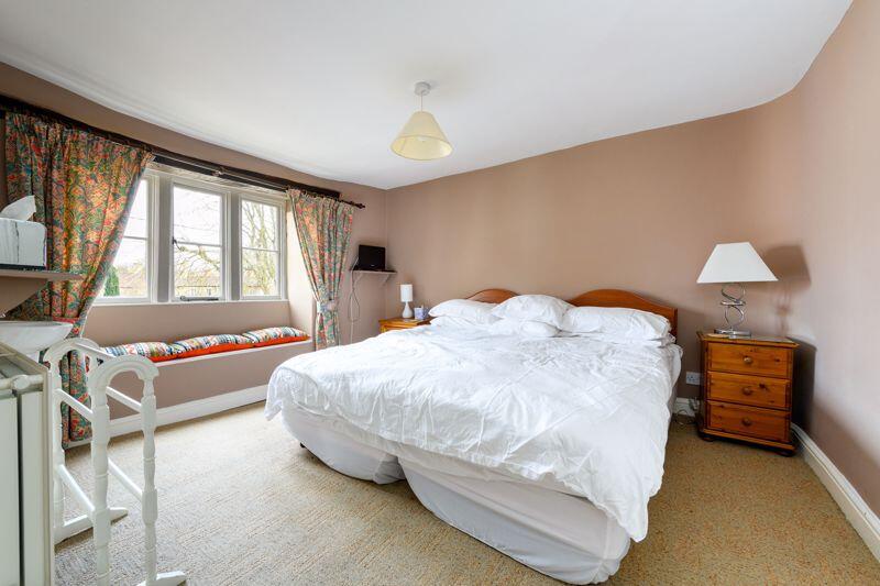 Additional image 9 of Holt