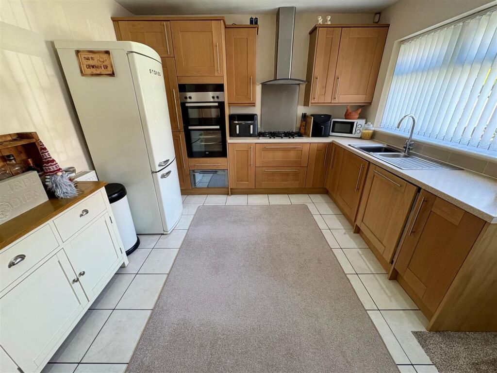 Additional image 4 of Hainsworth Moor Crescent, Queensbury