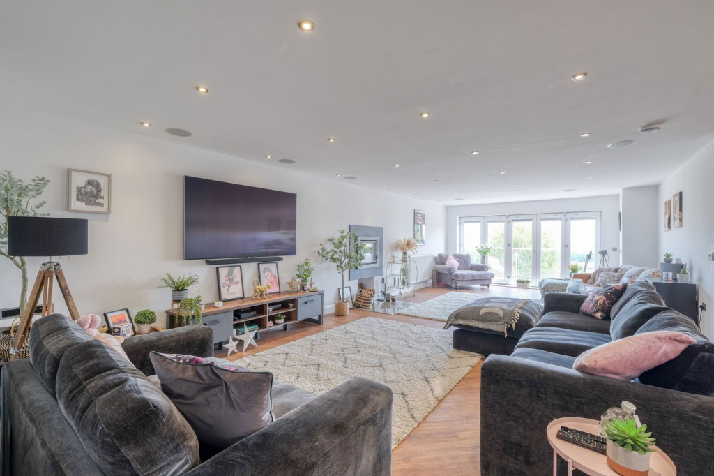 Additional image 4 of Evesham Road, Astwood Bank, B96