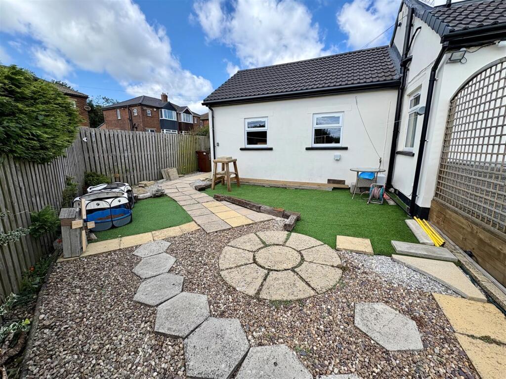 Additional image 22 of Hainsworth Moor Crescent, Queensbury