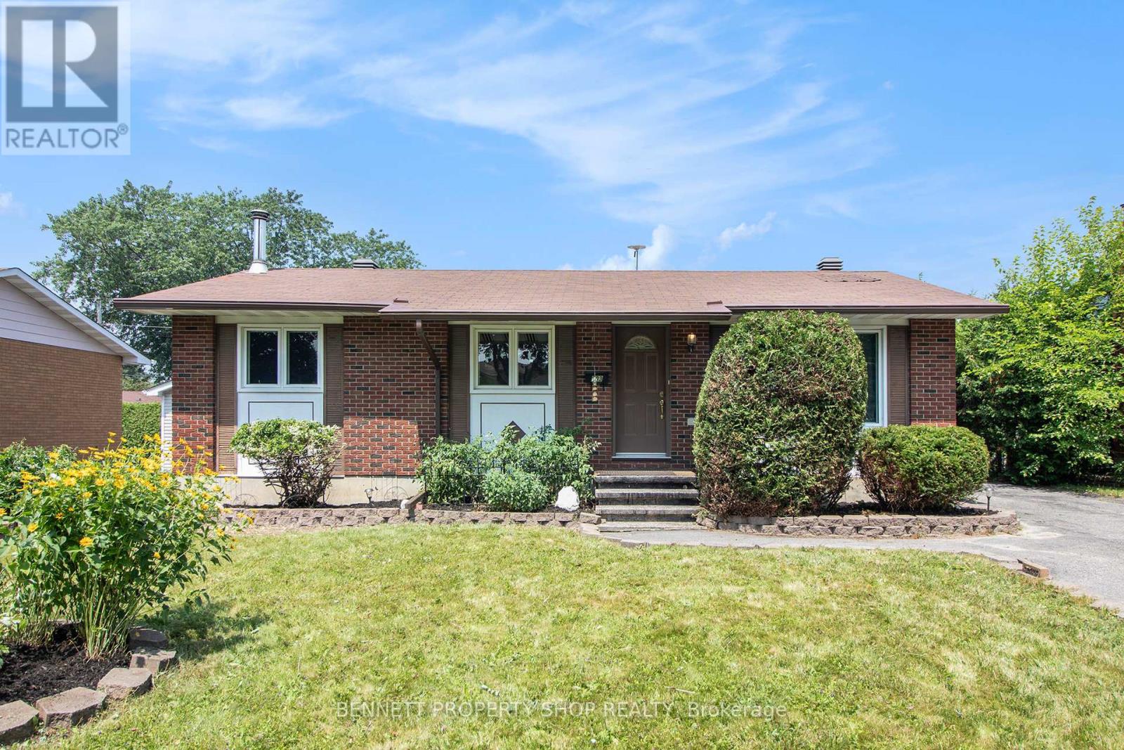 303 GLENEAGLES AVENUE|Ottawa, Ontario K1E1L7