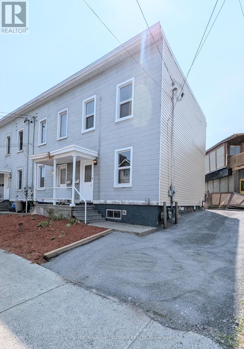 8 ROBINSON AVENUE|Ottawa, Ontario K1N8N9