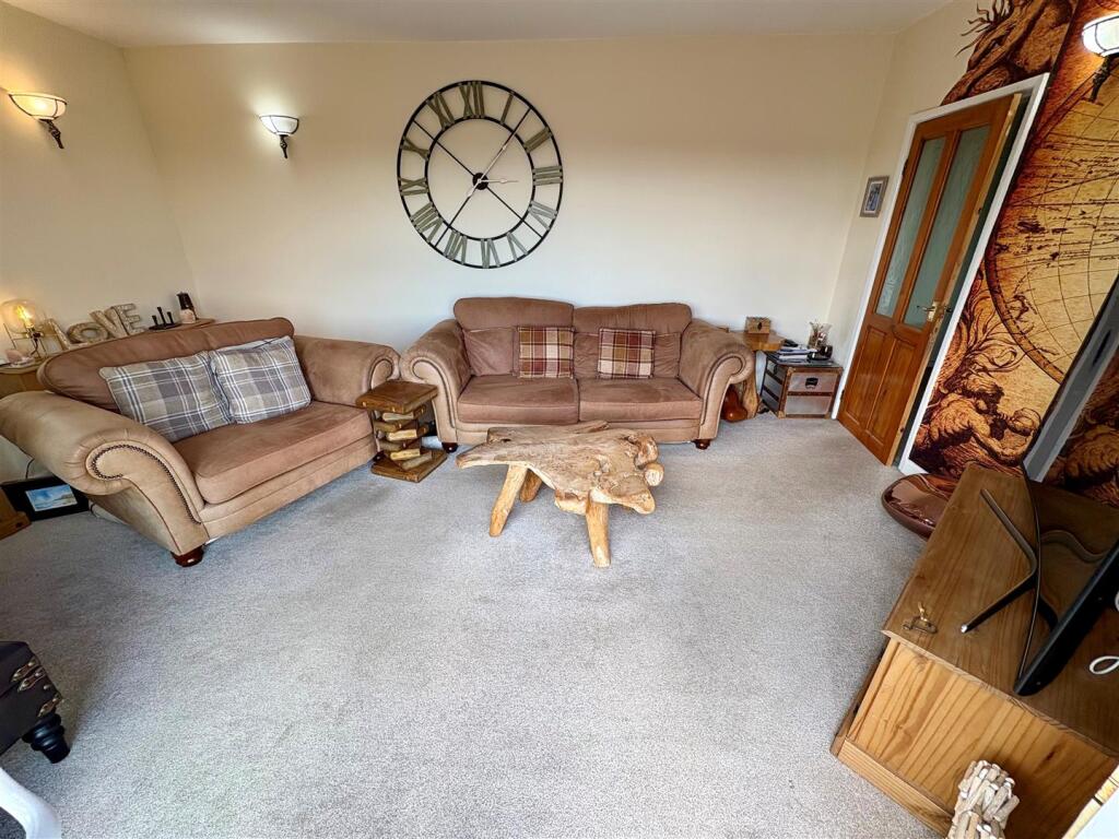 Additional image 7 of Hainsworth Moor Crescent, Queensbury