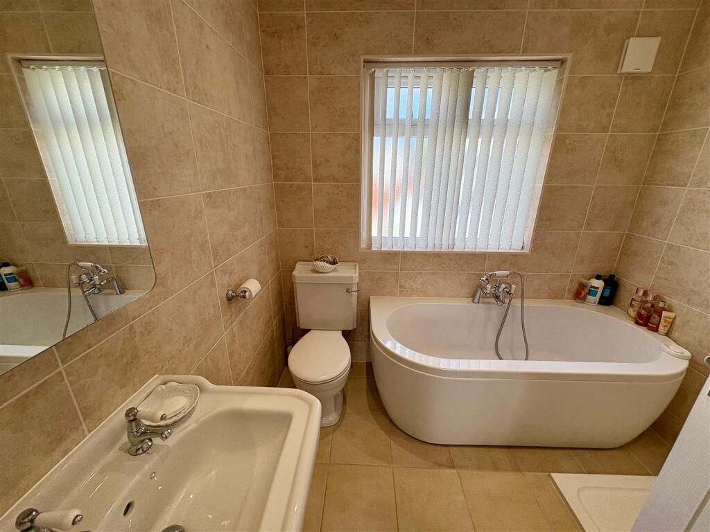 Additional image 19 of Hainsworth Moor Crescent, Queensbury