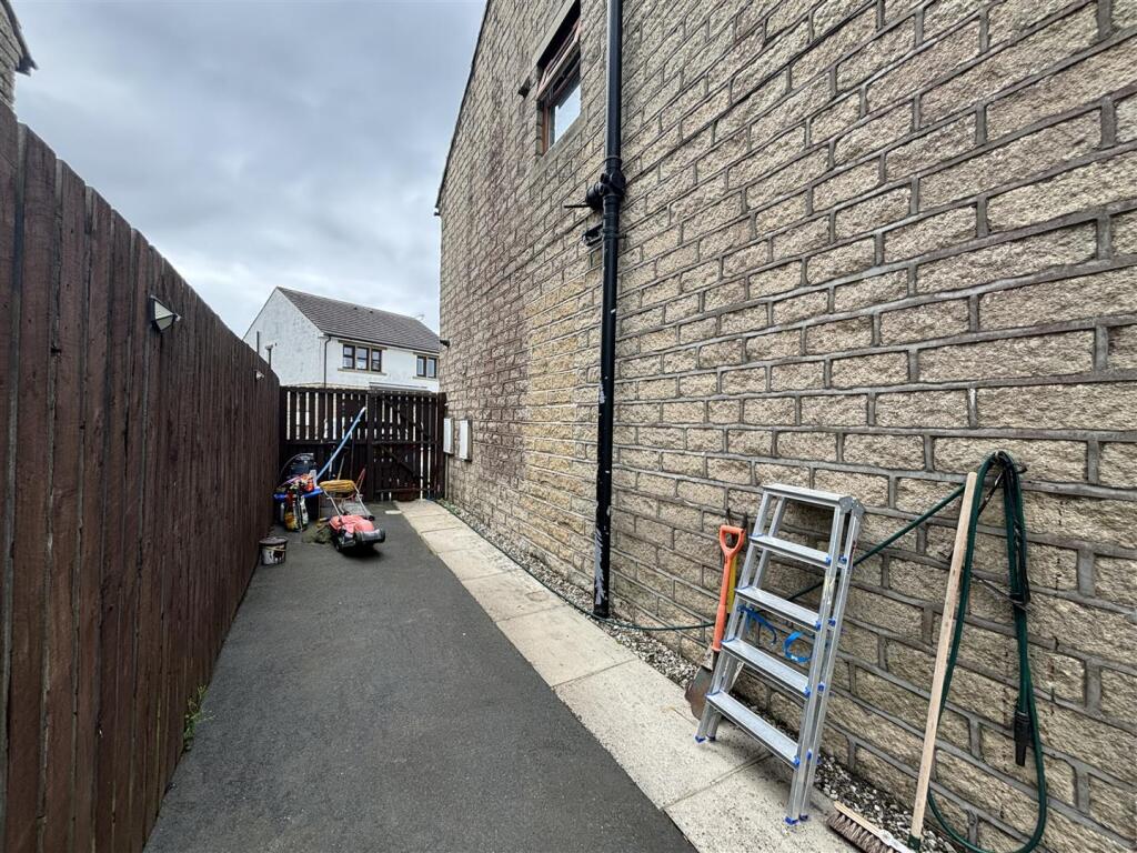 Additional image 15 of Bush Hill Fold, Queensbury, Bradford