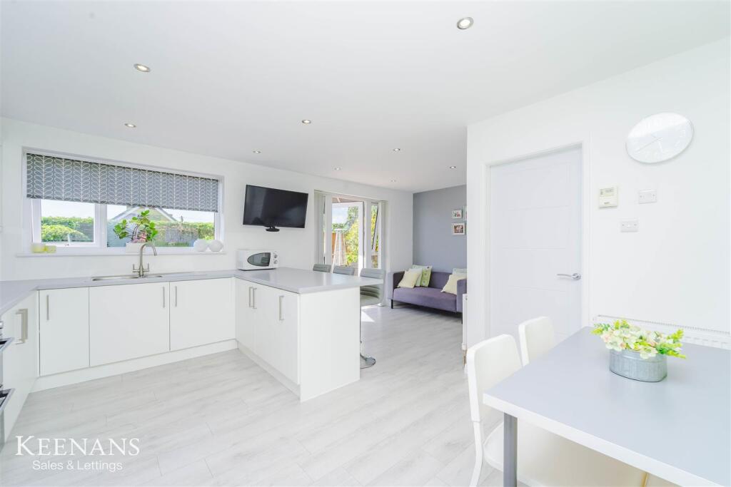 Additional image 44 of Singleton Avenue, Read