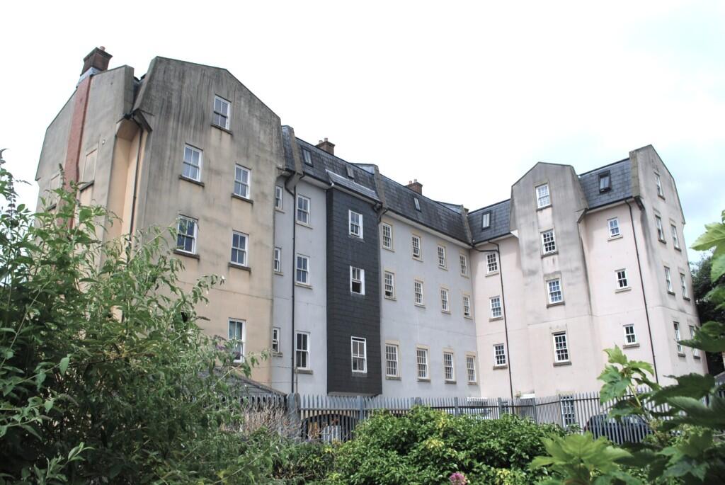 ***attention Investors And First Time Buyers, Yield Over 8%  A Modern, Purpse-built 2-bedroom 1ST Floor  Apartment***