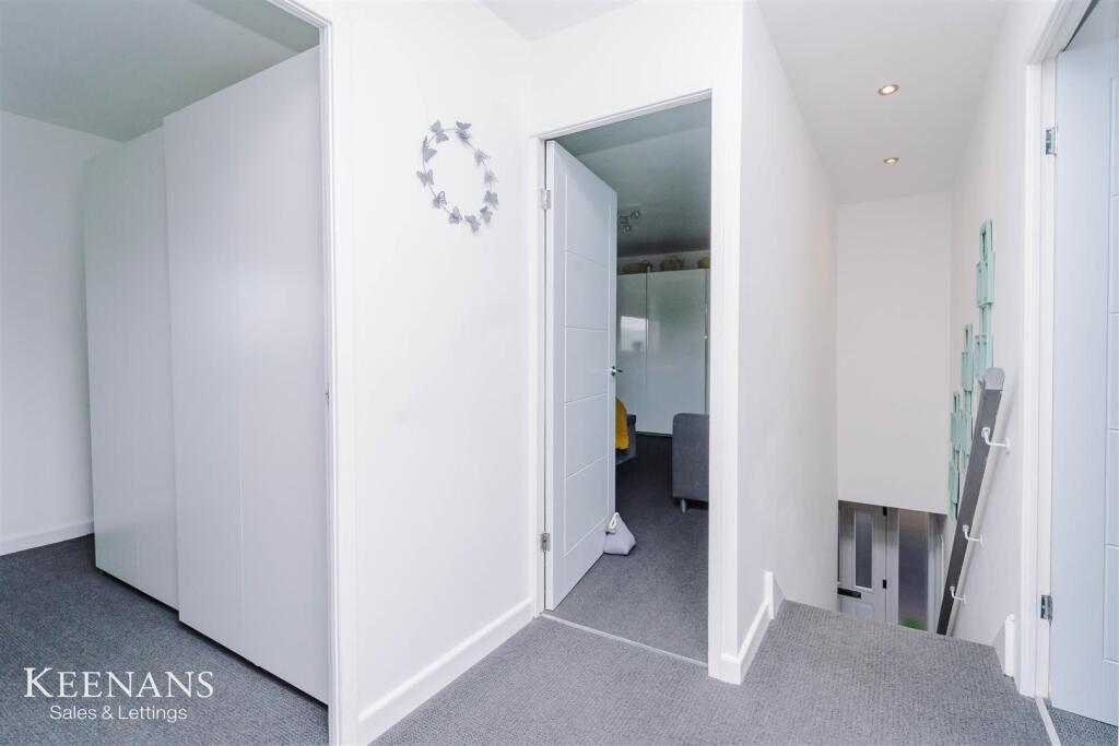 Additional image 31 of Singleton Avenue, Read