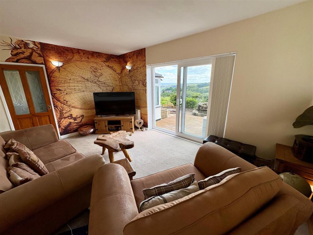 Additional image 6 of Hainsworth Moor Crescent, Queensbury