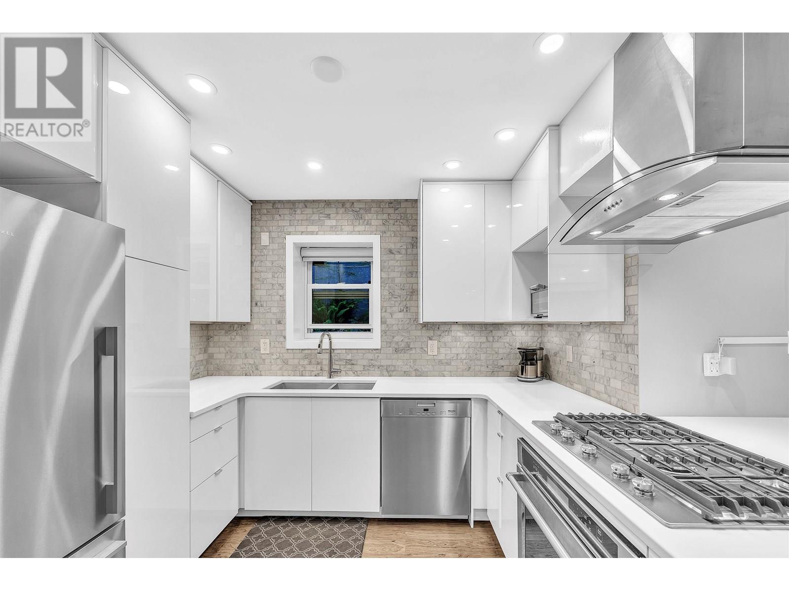 2433 W 6TH AVENUE|Vancouver, British Columbia V6K1W2