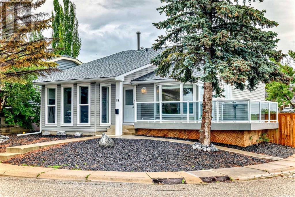 39 Strandell Crescent SW|Calgary, Alberta T3H1K8