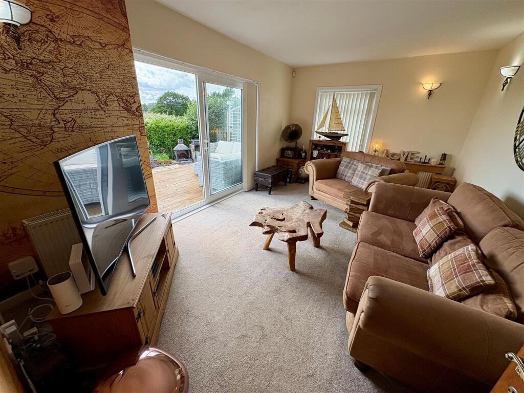 Additional image 3 of Hainsworth Moor Crescent, Queensbury