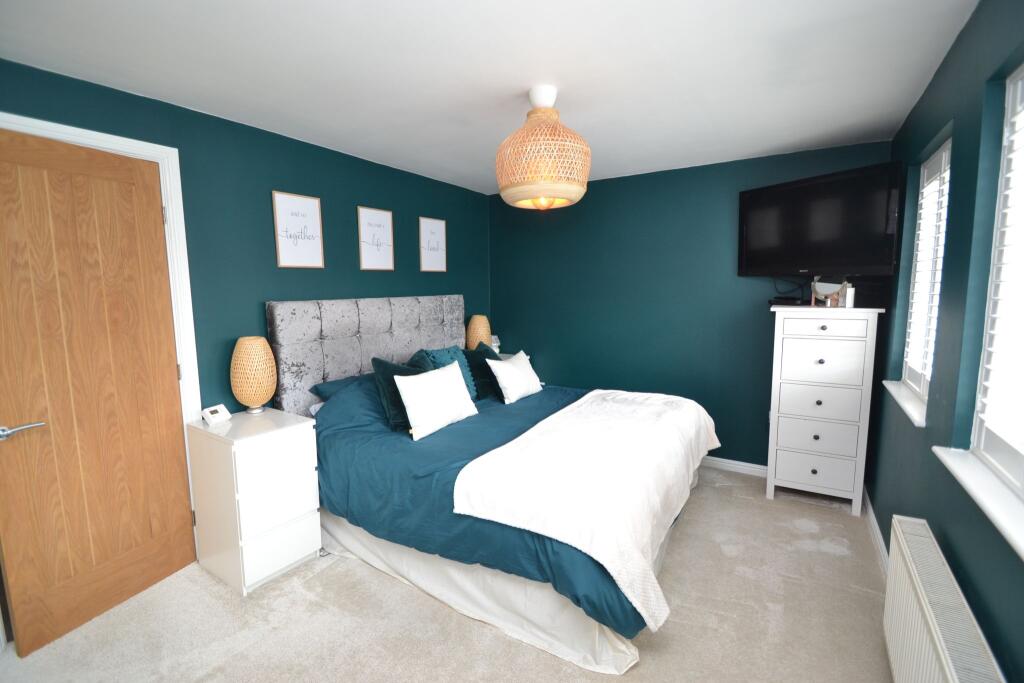 Additional image 20 of Javelin Close, Idle,