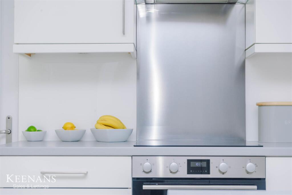 Additional image 36 of Singleton Avenue, Read