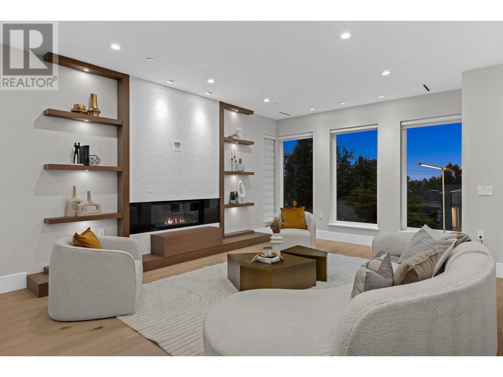 3279 VIMY CRESCENT|Vancouver, British Columbia V5M4B5