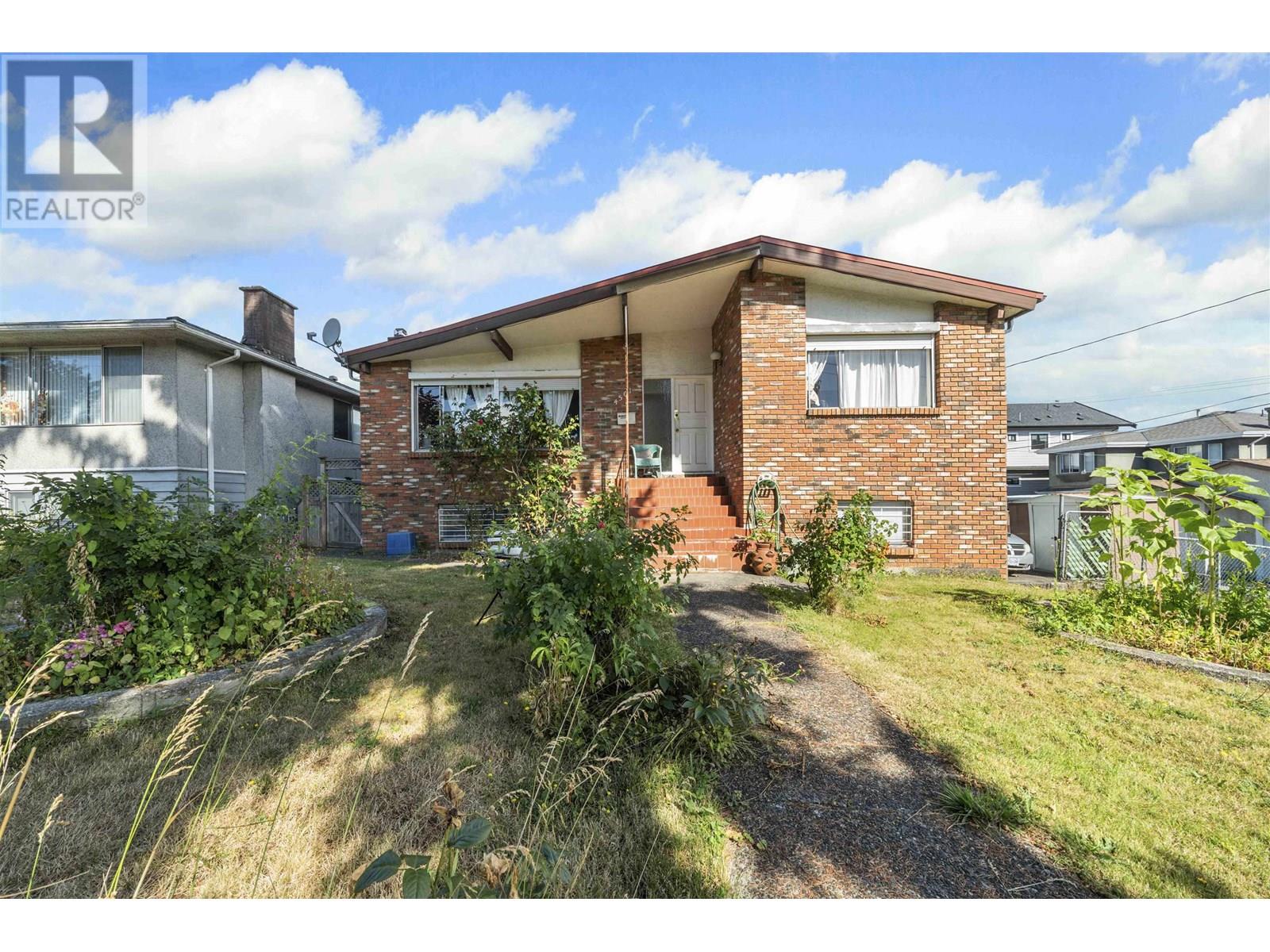 4561 MANOR STREET|Vancouver, British Columbia V5R3X4