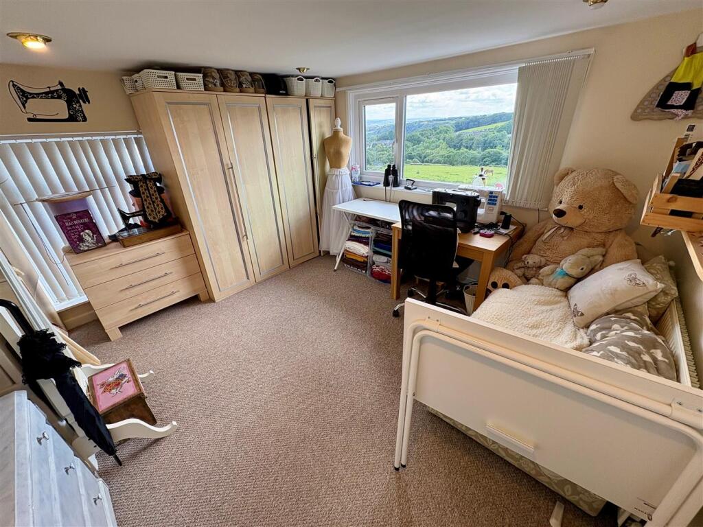 Additional image 17 of Hainsworth Moor Crescent, Queensbury