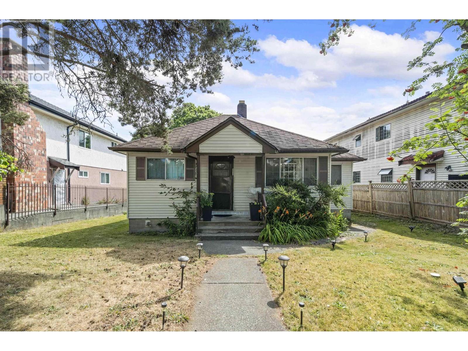 5974 ARGYLE STREET|Vancouver, British Columbia V5P3K1