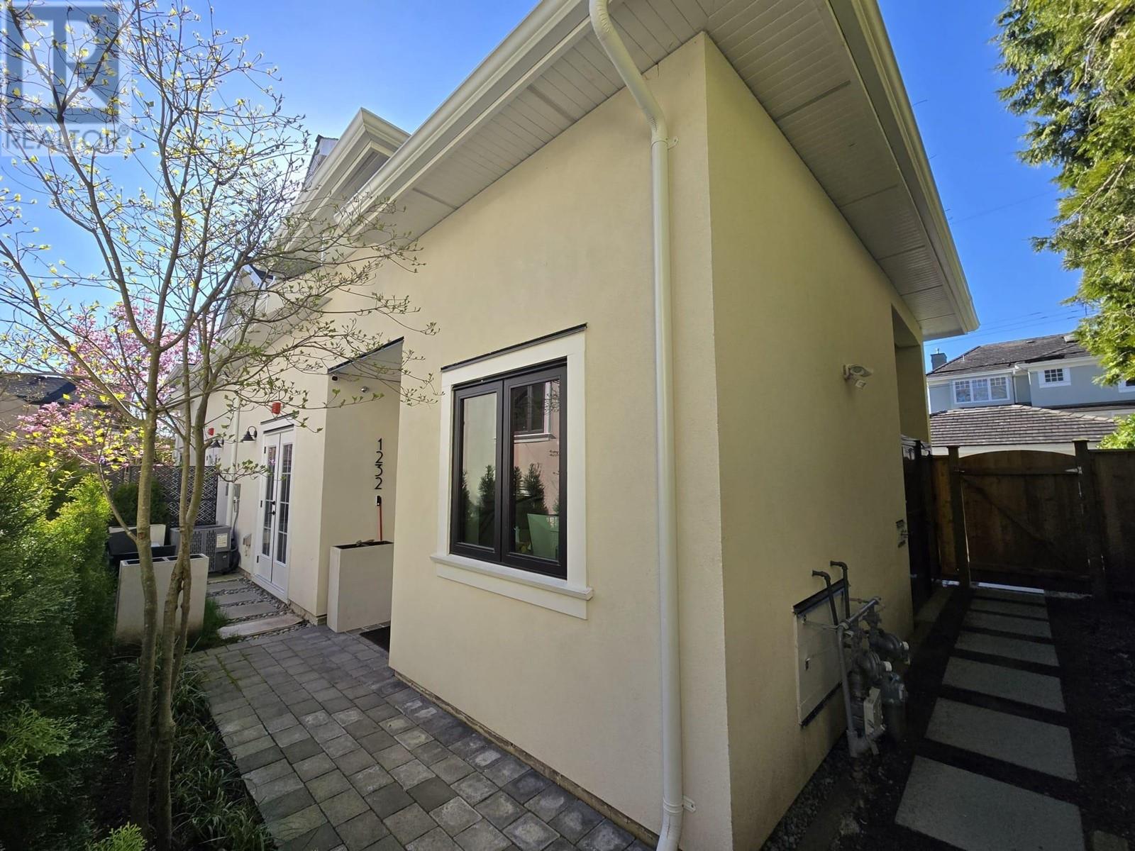1232 W 26 AVENUE|Vancouver, British Columbia V6H2A9