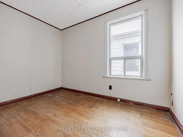 Additional image 11 of 44 Queensdale Ave