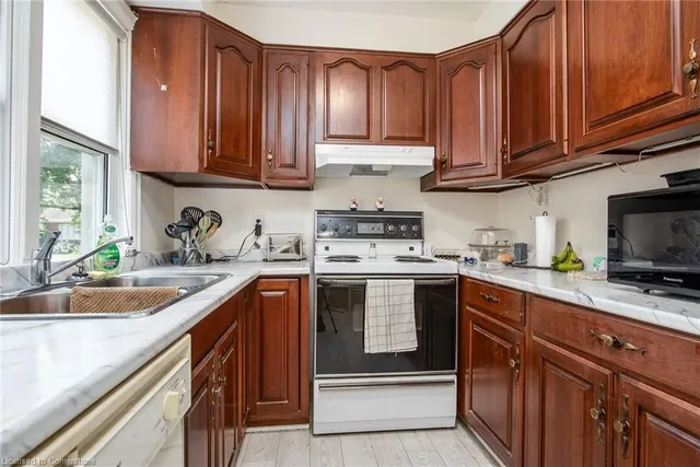 Additional image 7 of 214 Dundas Ave