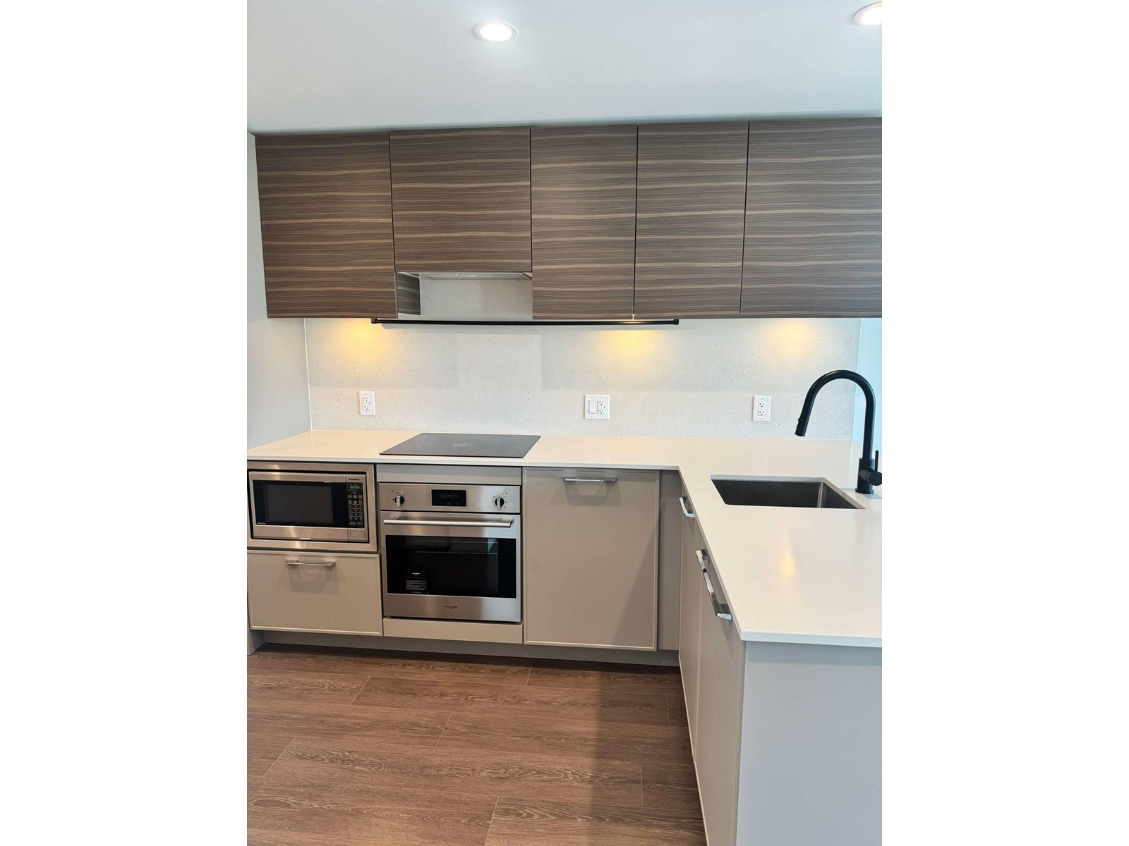 1908 13725 GEORGE JUNCTION|Surrey, British Columbia V3T4Y3