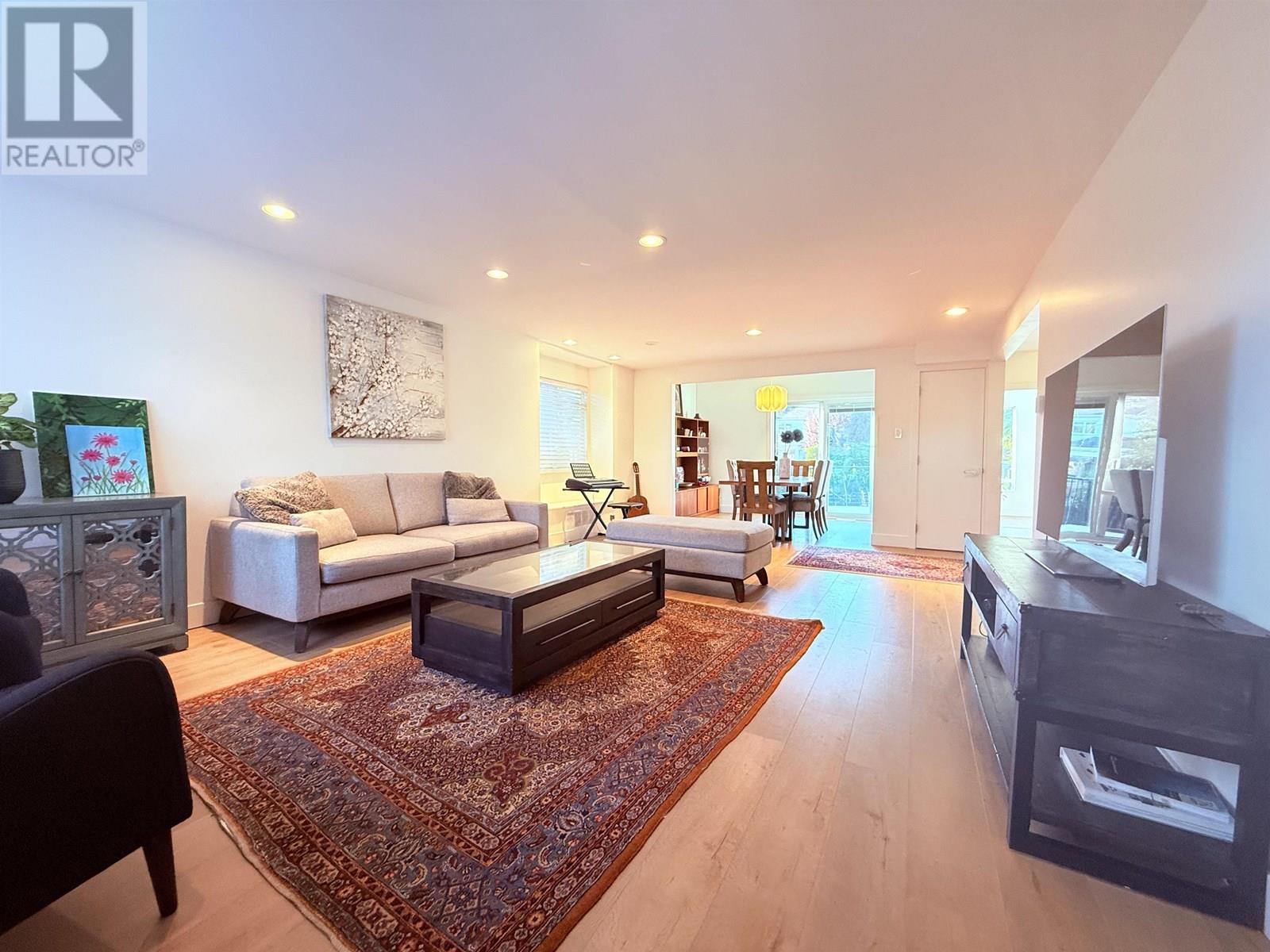 732 E 13TH STREET|North Vancouver, British Columbia V7L2M7